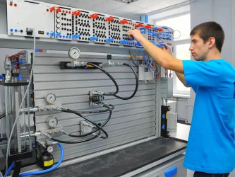 Учебно-исследовательский стенд с гидроцилиндрами и блоком управления